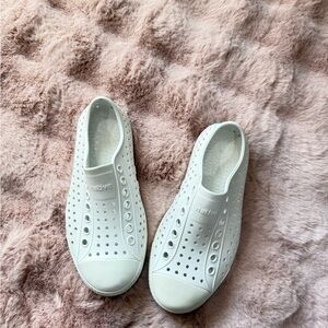 Native Jefferson’s kids’ shell white junior/youth size 3 slip on shoes